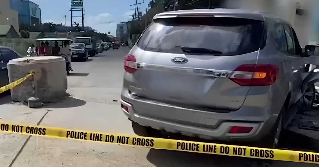 Negosyante, pinagbabaril habang sakay ng kanyang SUV; kotse, wasak nang sumalpok sa poste