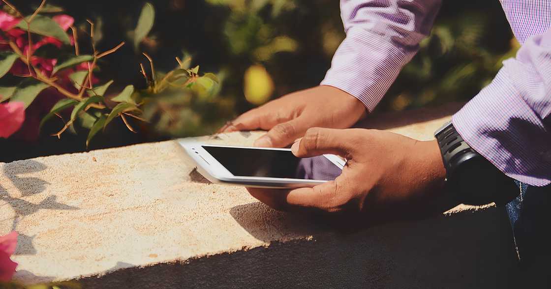 Batang naglalaro ng cellphone sa gilid ng daan, pinuntirya ng mga kawatan