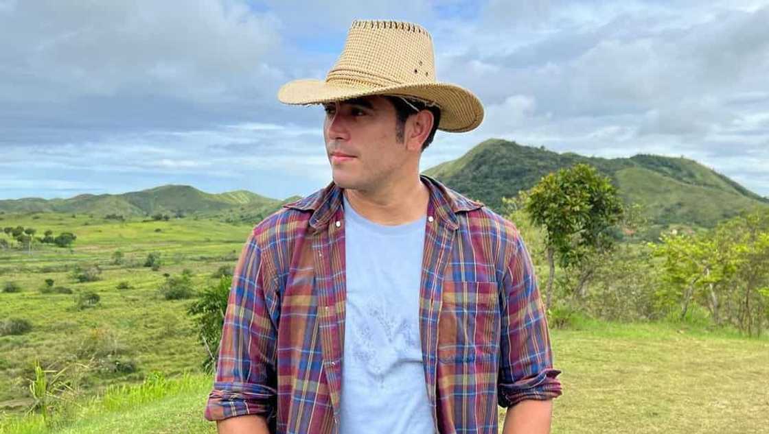 Gerald Anderson, sumablay sa pag-shoot matapos kantyawan: "Para kay Kim Chiu" Gerald Anderson, sumablay sa pag-shoot matapos kantyawan: "Para kay Kim Chiu"