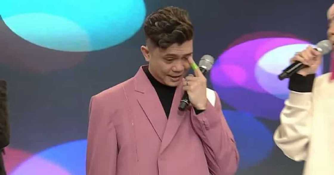 Vhong Navarro, emosyonal sa pagbabalik niya sa ‘It’s Showtime’ Vhong Navarro, emosyonal sa pagbabalik niya sa ‘It’s Showtime’