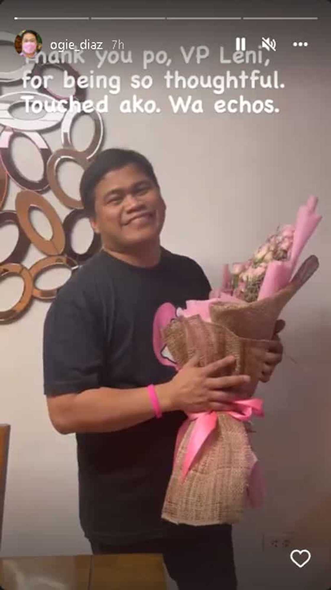 Ogie Diaz, tuwang-tuwa sa natanggap na bouquet mula kay VP Leni: "Napaka-thoughtful" Ogie Diaz, tuwang-tuwa sa natanggap na bouquet mula kay VP Leni: "Napaka-thoughtful"