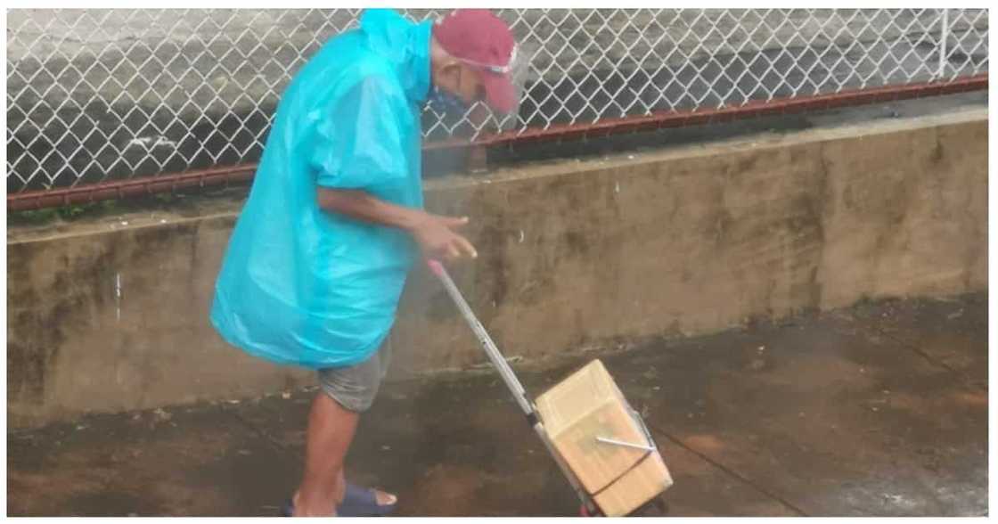 Mga sakay ng delivery truck, pinakyaw ang paninda ng lolo na naglalako sa ulanan Mga sakay ng delivery truck, pinakyaw ang paninda ng lolo na naglalako sa ulanan