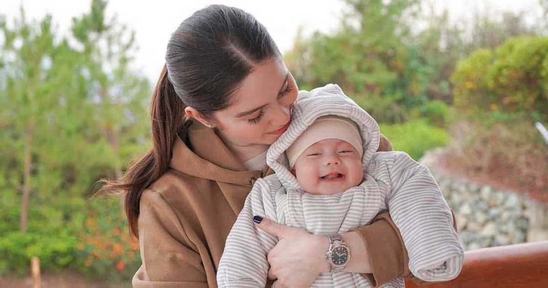 Jessy Mendiola, proud na pinost unang solid food ni Baby Peanut: “We’re so proud of this little girl” Jessy Mendiola, proud na pinost unang solid food ni Baby Peanut: “We’re so proud of this little girl”