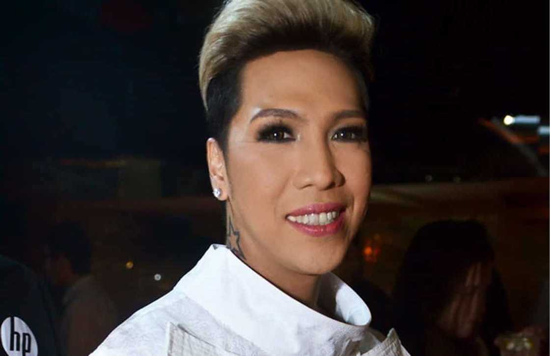 Vice Ganda, pinasilip ang kanyang pang-Hollywood na mga sapatos Vice Ganda, pinasilip ang kanyang pang-Hollywood na mga sapatos