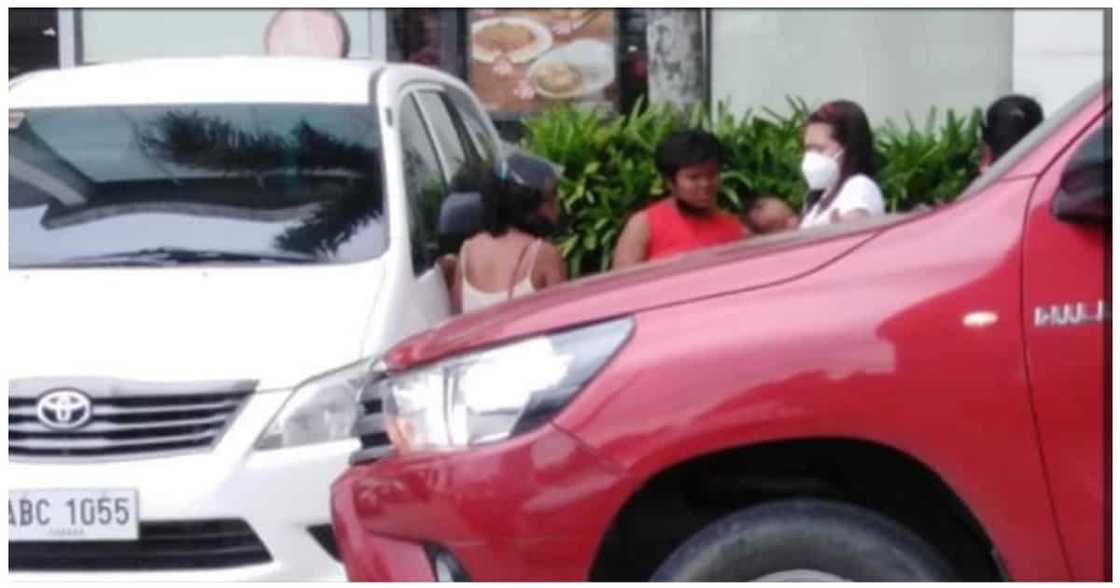Babaeng nagpa-breastfeed ng isang baby ng pulubi na nagugutom, umani ng papuri Babaeng nagpa-breastfeed ng isang baby ng pulubi na nagugutom, umani ng papuri