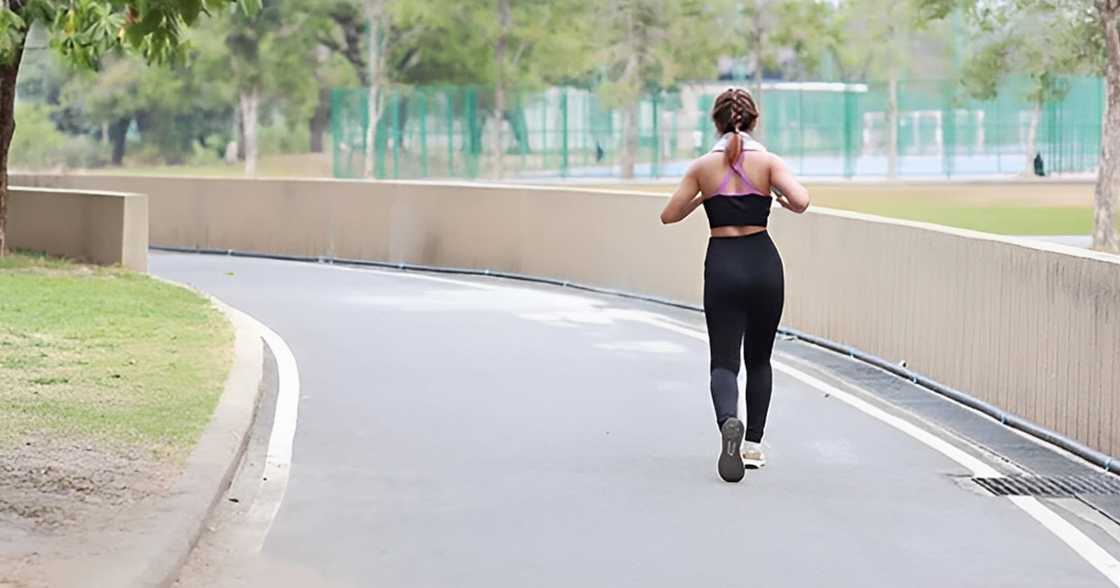 Trahedya sa Bacolod: tatlong nagjo-jogging, binangga ng pickup truck; isang jogger, nasawi Trahedya sa Bacolod: tatlong nagjo-jogging, binangga ng pickup truck; isang jogger, nasawi
