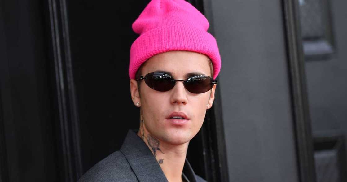 Justin Bieber, dumanas ng face paralysis kaya nakansela umano ang mga shows Justin Bieber, dumanas ng face paralysis kaya nakansela umano ang mga shows