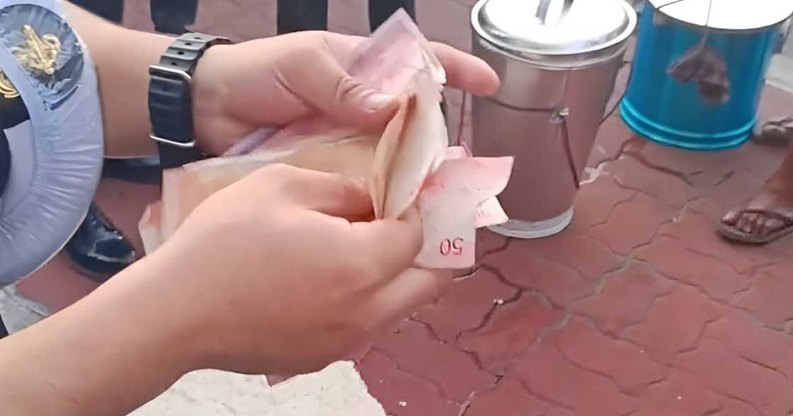 Magtatahong natapilok at natapon ang paninda niyang taho, tinulungan ng mga estudyante Magtatahong natapilok at natapon ang paninda niyang taho, tinulungan ng mga estudyante