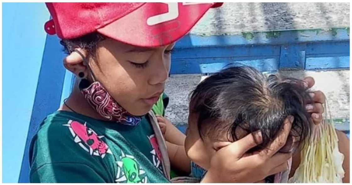 Batang naglalako ng sampaguita kasama ang pamangkin, umantig sa puso ng netizens Batang naglalako ng sampaguita kasama ang pamangkin, umantig sa puso ng netizens