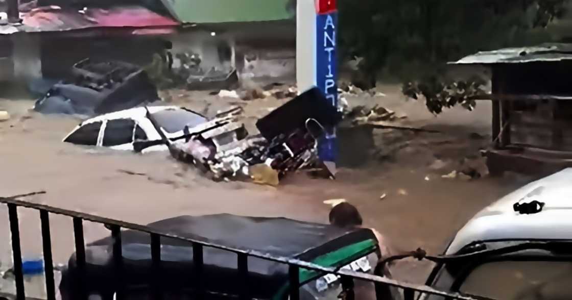Video ng rumaragasang baha sa Antipolo kung saan makikitang tinangay mga sasakyan, viral Video ng rumaragasang baha sa Antipolo kung saan makikitang tinangay mga sasakyan, viral