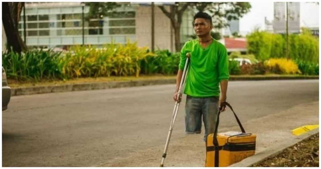 Viral! Ice cream vendor, naglalako pa rin sa kalye gamit ang kanyang saklay Viral! Ice cream vendor, naglalako pa rin sa kalye gamit ang kanyang saklay