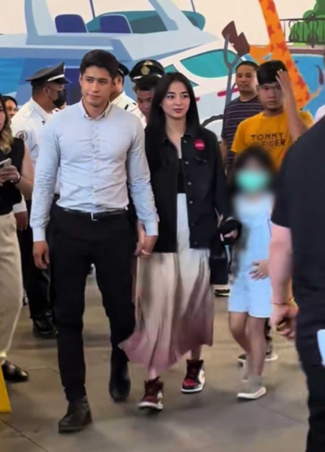 AJ Raval at Aljur Abrenica, usap-usapan matapos maispatang may hawak-hawak na bata habang namamasyal AJ Raval at Aljur Abrenica, usap-usapan matapos maispatang may hawak-hawak na bata habang namamasyal