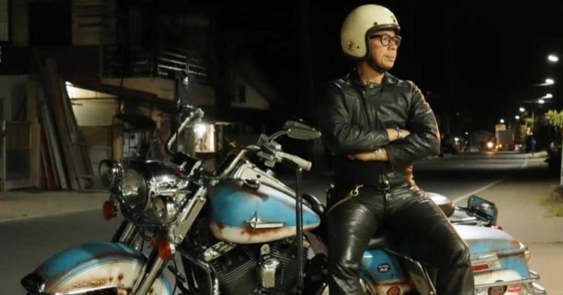 Kuya Kim Atienza, napaiyak matapos makatanggap ng regalo na nagpaalala sa kanyang anak na si Emman Kuya Kim Atienza, napaiyak matapos makatanggap ng regalo na nagpaalala sa kanyang anak na si Emman