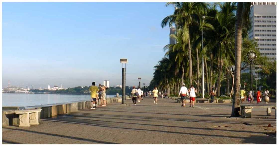 Manila Bay, patuloy na dinadagsa para lang masilayan ang 'white sand'