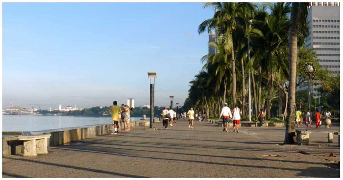 Manila Bay, patuloy na dinadagsa para lang masilayan ang 'white sand' Manila Bay, patuloy na dinadagsa para lang masilayan ang 'white sand'