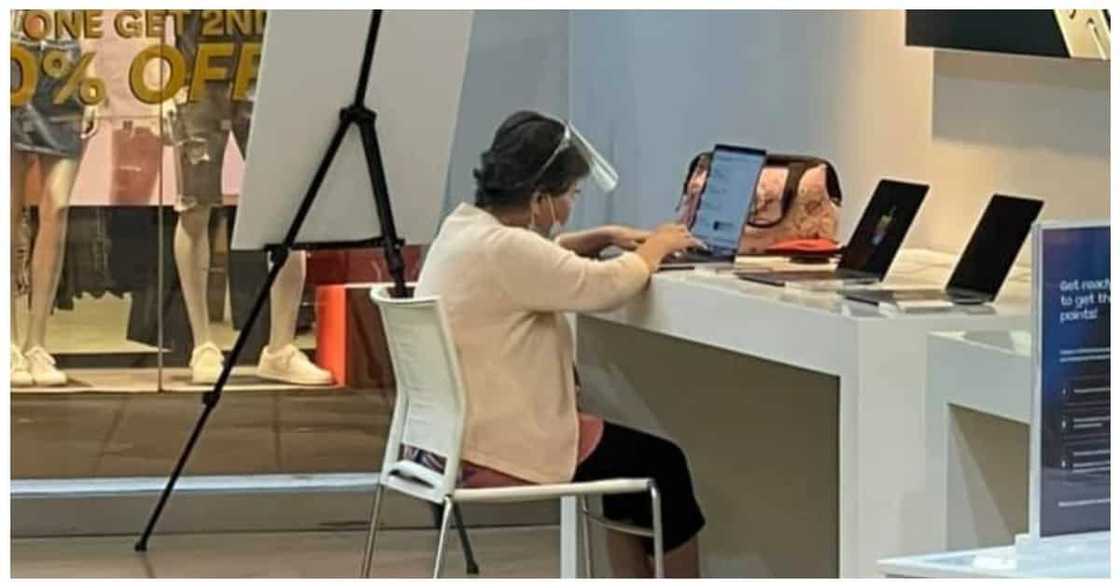 Lola sa gadget store, pinayagang makigamit ng laptop para makausap ang pamilya Lola sa gadget store, pinayagang makigamit ng laptop para makausap ang pamilya