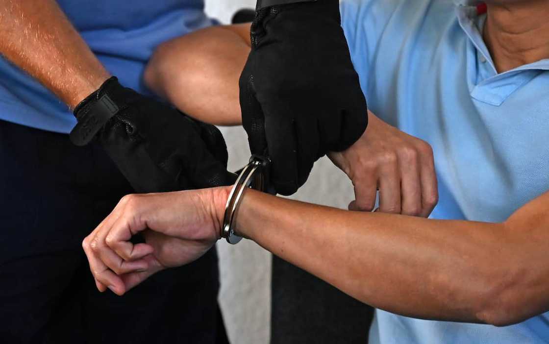 Lalaking nahuli na nagnakaw ng diaper at gatas, arestado Lalaking nahuli na nagnakaw ng diaper at gatas, arestado