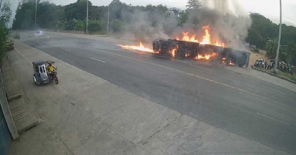 Inferno on the highway: Woman killed after car slams into fuel tanker in Bataan Inferno on the highway: Woman killed after car slams into fuel tanker in Bataan