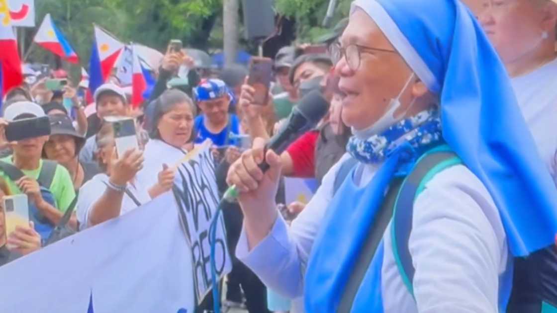 69-anyos na madreng sa rally, dinuro at minura matapos sabihing mahalin si PBBM 69-anyos na madreng sa rally, dinuro at minura matapos sabihing mahalin si PBBM