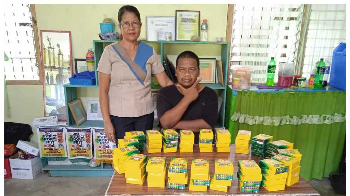 Lalaking kilala sa paghingi ng Php5 sa kanilang lugar, nag-donate ng 80 boxes ng Crayola Lalaking kilala sa paghingi ng Php5 sa kanilang lugar, nag-donate ng 80 boxes ng Crayola