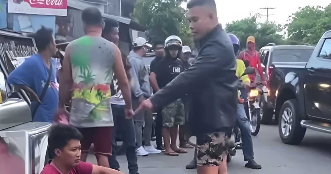 Rider na naaksidente at nagwala sa Bacolod, kinuyog ng mga residente Rider na naaksidente at nagwala sa Bacolod, kinuyog ng mga residente