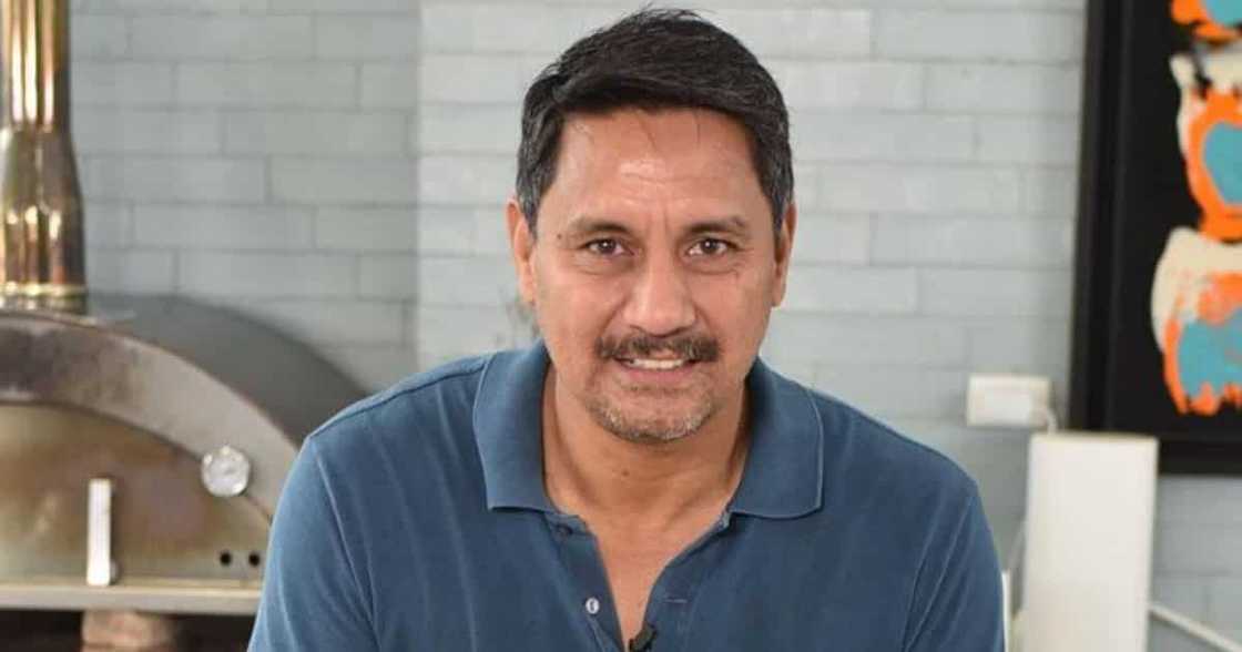 Richard Gomez helps a lady calm down during vaccination Richard Gomez helps a lady calm down during vaccination