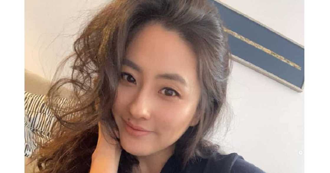Jinri Park, masaya na nasuot na sa wakas ang kanyang wedding gown Jinri Park, masaya na nasuot na sa wakas ang kanyang wedding gown