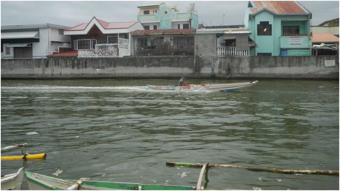 Mga estudyanteng sakay ng bangka pauwi, humarap sa panganib dulot ng malalaking alon