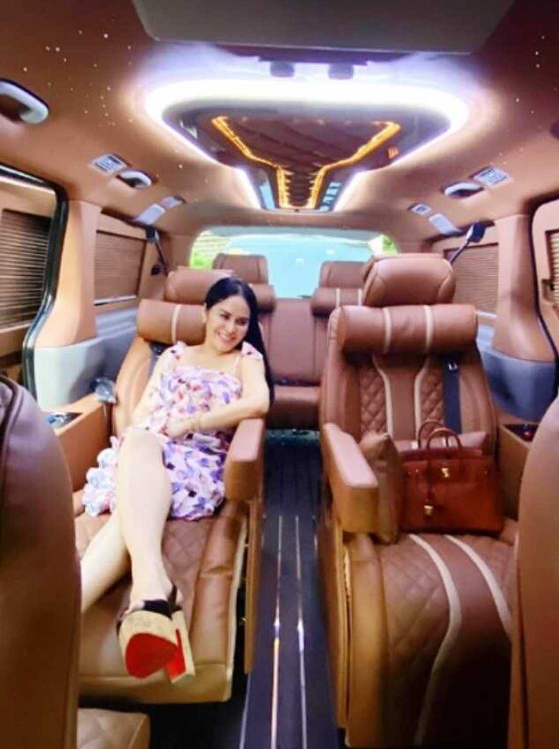 6 Pinay celebrities na nagpasilip sa kanilang magagarbong customized van 6 Pinay celebrities na nagpasilip sa kanilang magagarbong customized van