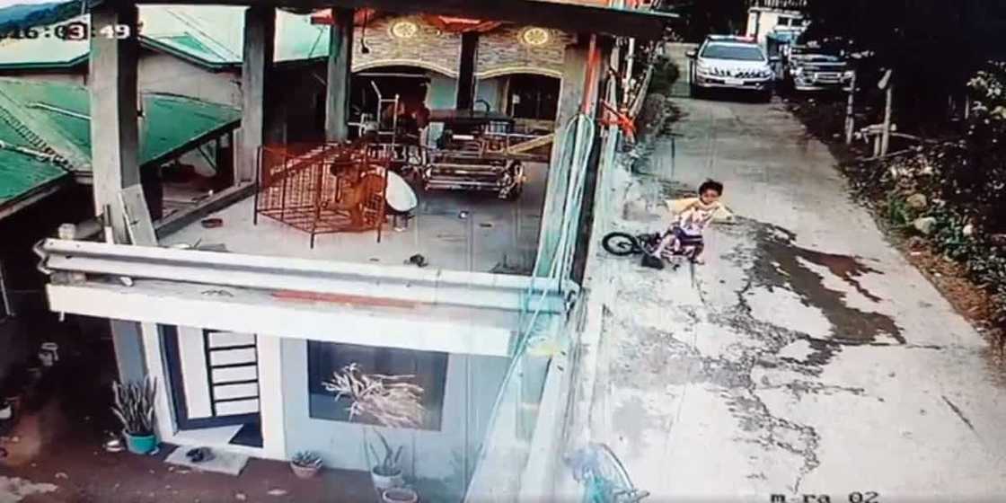 Video that shows residents running inside their homes at the sight of a police car goes viral Video that shows residents running inside their homes at the sight of a police car goes viral