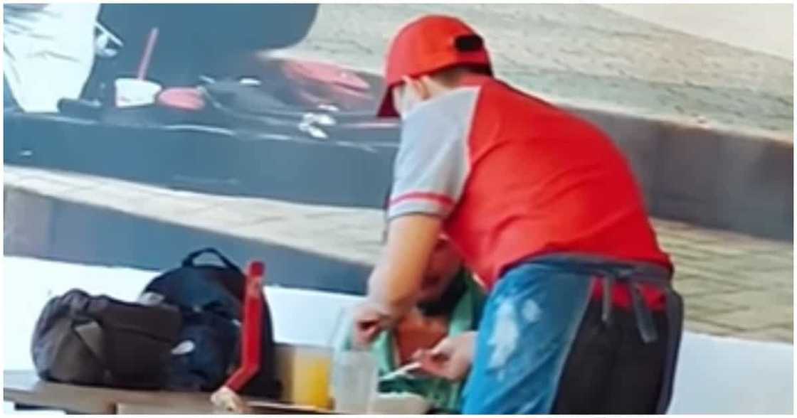 Service crew na umaalalay sa pagkain ng isang na-stroke, umantig sa puso ng marami Service crew na umaalalay sa pagkain ng isang na-stroke, umantig sa puso ng marami