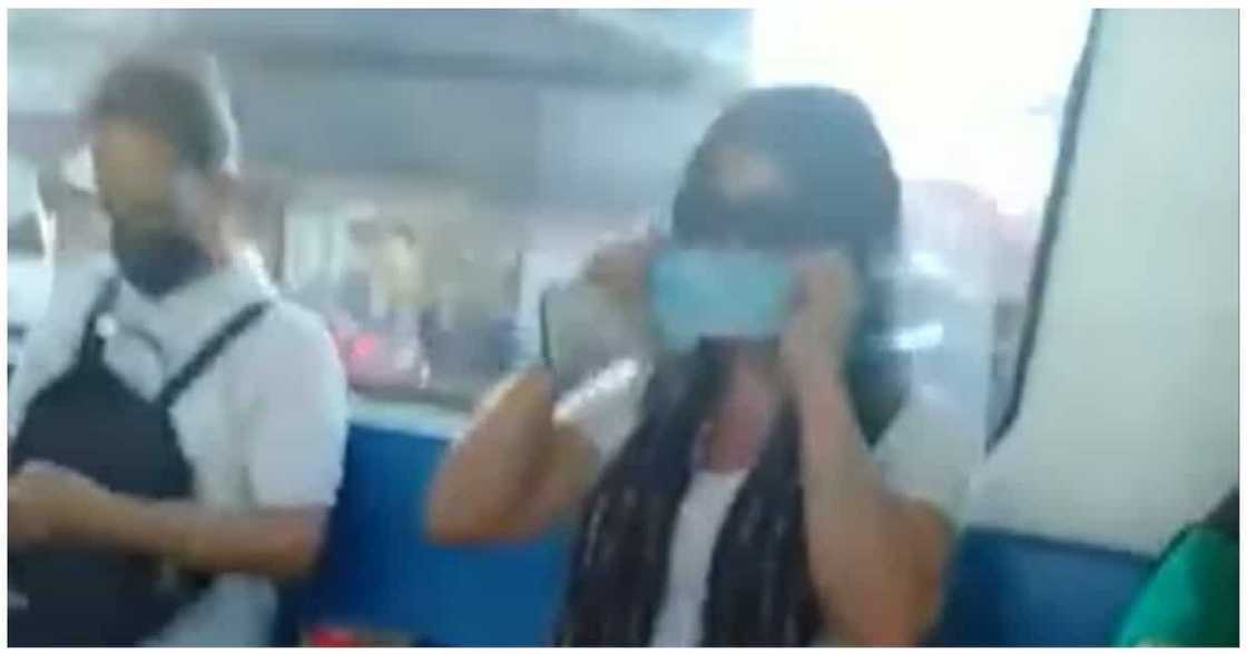 Babaeng nagtanggal ng face mask at shield para mag-selfie, pinaghahanap na ng MRT Babaeng nagtanggal ng face mask at shield para mag-selfie, pinaghahanap na ng MRT