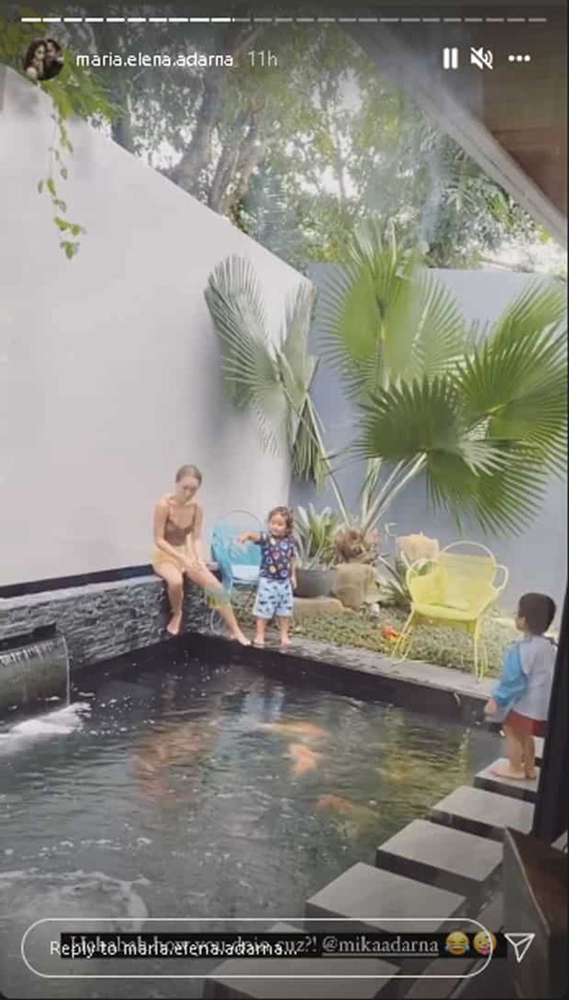 Ellen Adarna, walang kemeng nilinis ang koi pond sa bahay ni Derek Ramsay Ellen Adarna, walang kemeng nilinis ang koi pond sa bahay ni Derek Ramsay