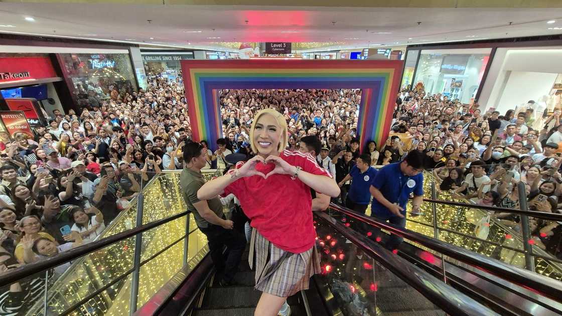 Vice Ganda, may nakakaantig na post ukol sa kung bakit pinipilahan ang mga pelikula niya Vice Ganda, may nakakaantig na post ukol sa kung bakit pinipilahan ang mga pelikula niya