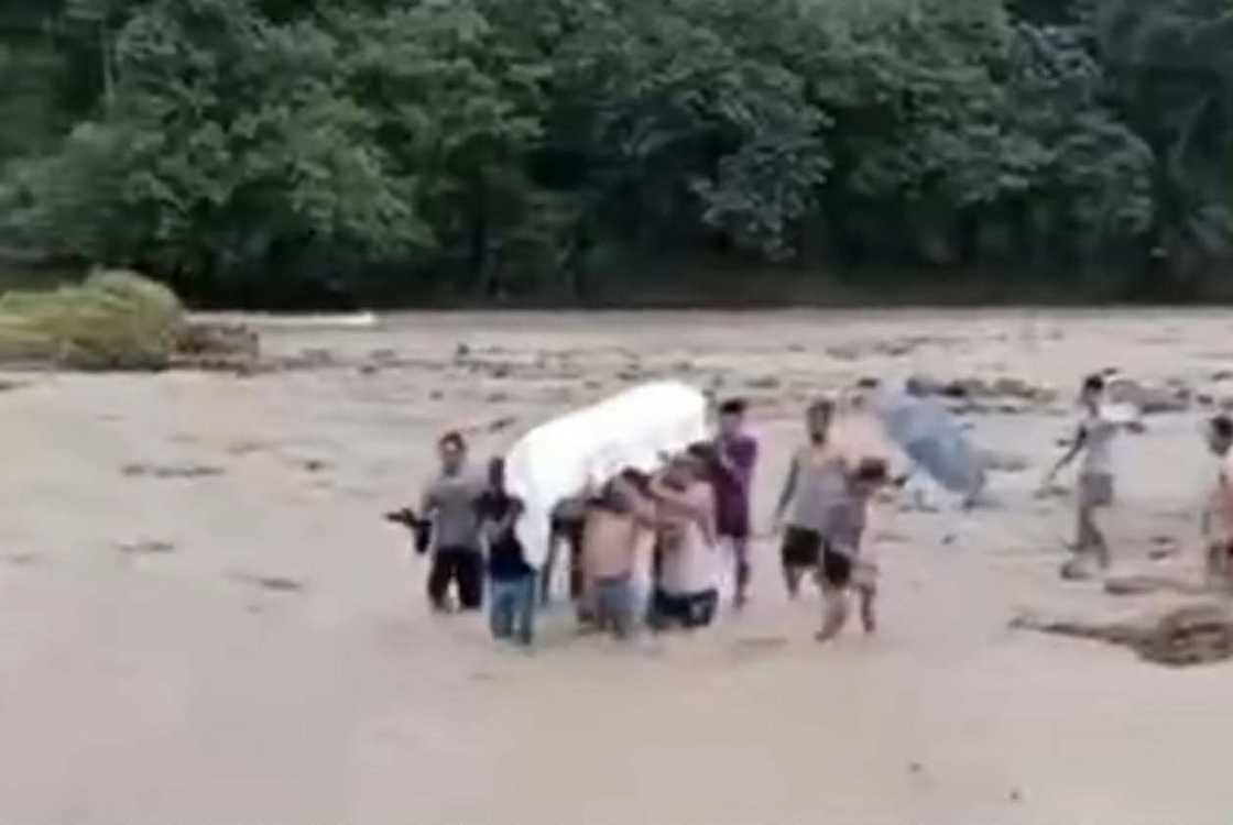 Bayanihan para maihatid ang kabaong sa kabilang pampang dahil sa kawalan ng tulay, viral Bayanihan para maihatid ang kabaong sa kabilang pampang dahil sa kawalan ng tulay, viral