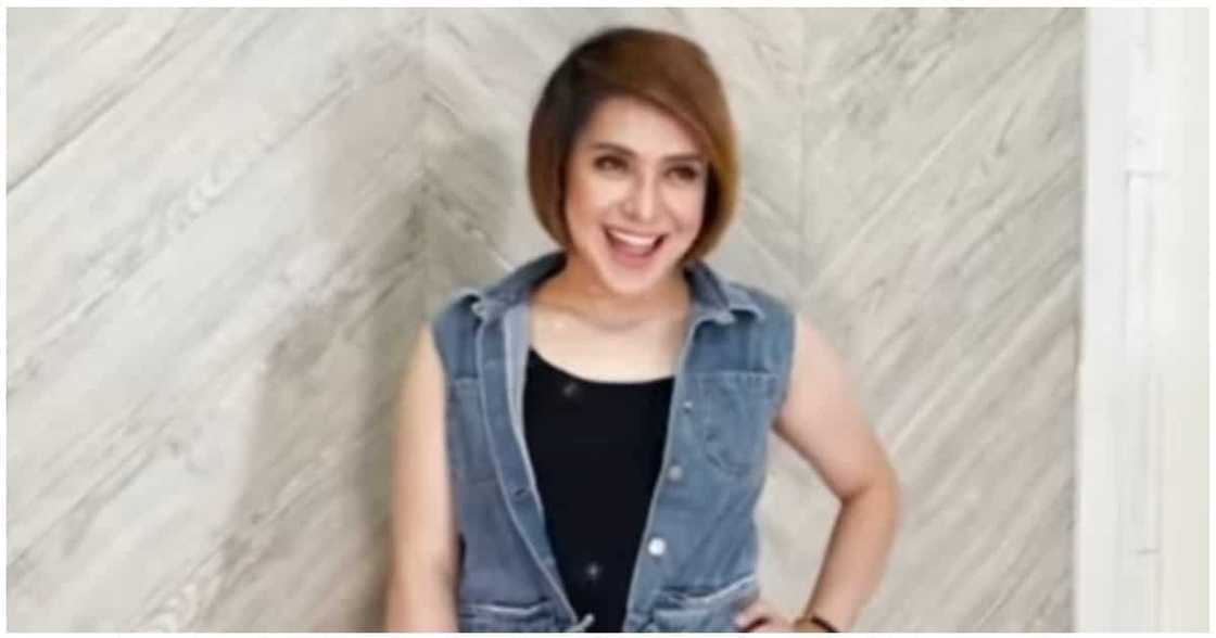 Donita Nose, ipinakita ang mga napakyaw na damit sa ukay-ukay ni Madam Inutz Donita Nose, ipinakita ang mga napakyaw na damit sa ukay-ukay ni Madam Inutz