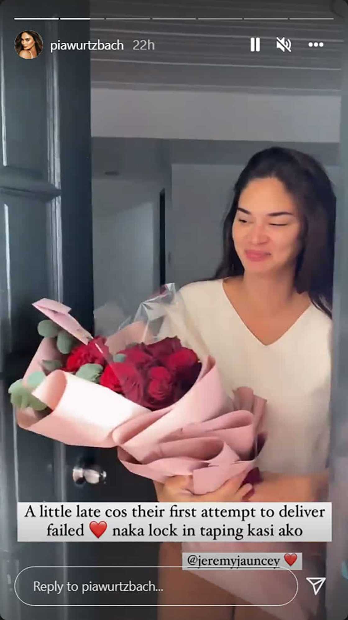 Pia Wurtzbach, haba ng hair nang matanggap ang V-Day gift ng BF: “A little late… naka-lock in taping kasi ako” Pia Wurtzbach, haba ng hair nang matanggap ang V-Day gift ng BF: “A little late… naka-lock in taping kasi ako”