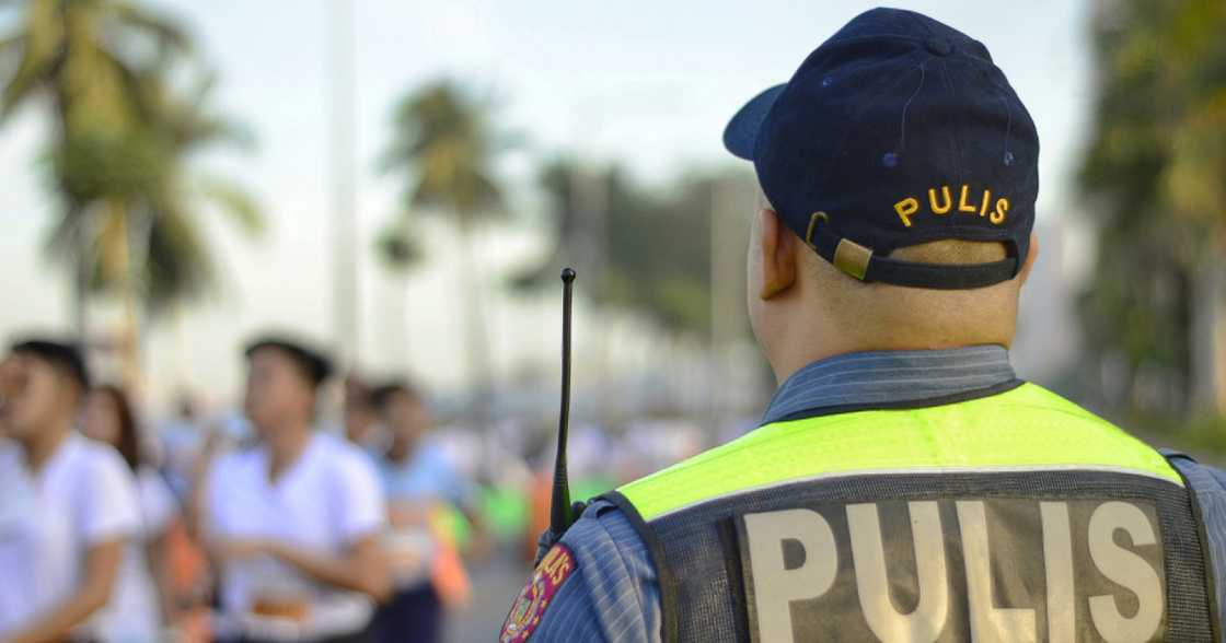 Bayaning pulis, sugatan pagkatapos pagsasaksakin ng lalaking nag-amok; pinrotektahan niya mga bata Bayaning pulis, sugatan pagkatapos pagsasaksakin ng lalaking nag-amok; pinrotektahan niya mga bata