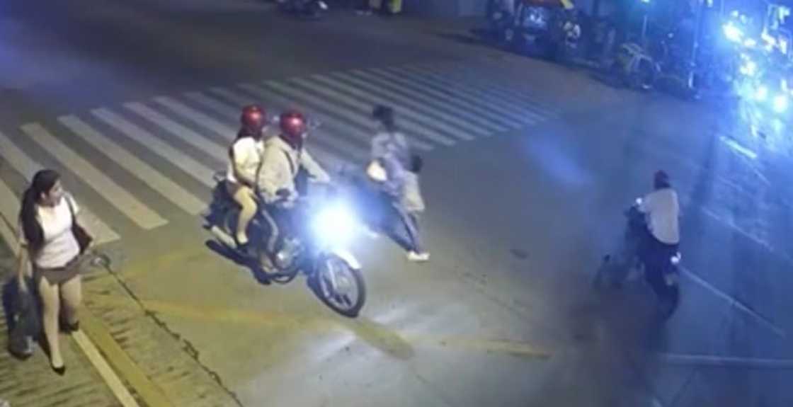 Motorista, iniwan ang mag-ina matapos sitahin ng enforcer sa Dagupan Motorista, iniwan ang mag-ina matapos sitahin ng enforcer sa Dagupan