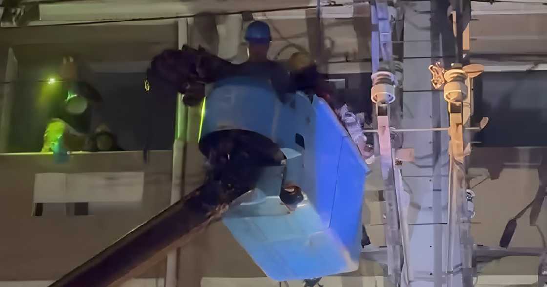 Mentally-challenged man rescued from electric pole after climb in Muntinlupa City; sustains burns Mentally-challenged man rescued from electric pole after climb in Muntinlupa City; sustains burns