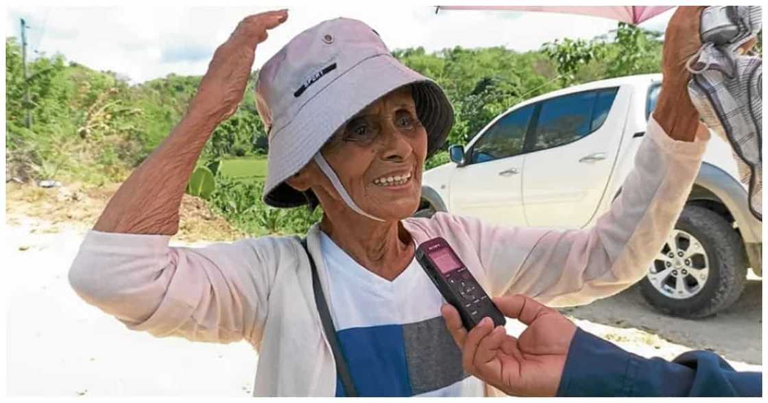 82-anyos na lola, anim na kilometro ang nilakad para sa 2nd dose ng kanyang COVID-19 vaccine 82-anyos na lola, anim na kilometro ang nilakad para sa 2nd dose ng kanyang COVID-19 vaccine
