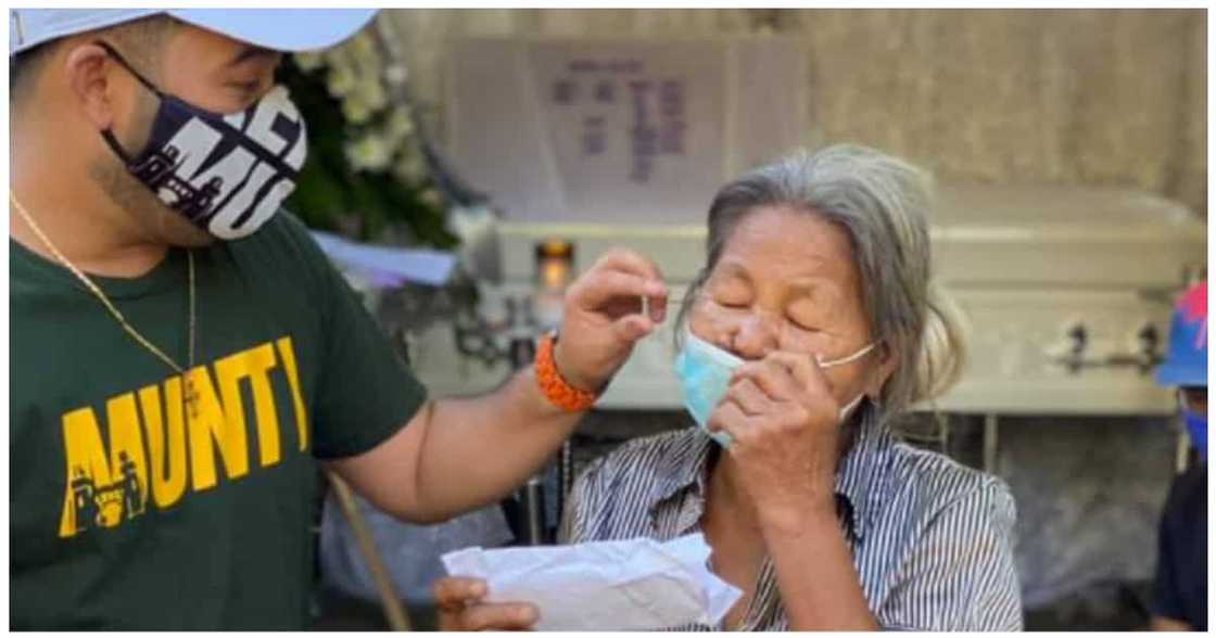 Lola na pakuhanan ng litrato sa ginawang pader, emosyonal na nagkwento Lola na pakuhanan ng litrato sa ginawang pader, emosyonal na nagkwento