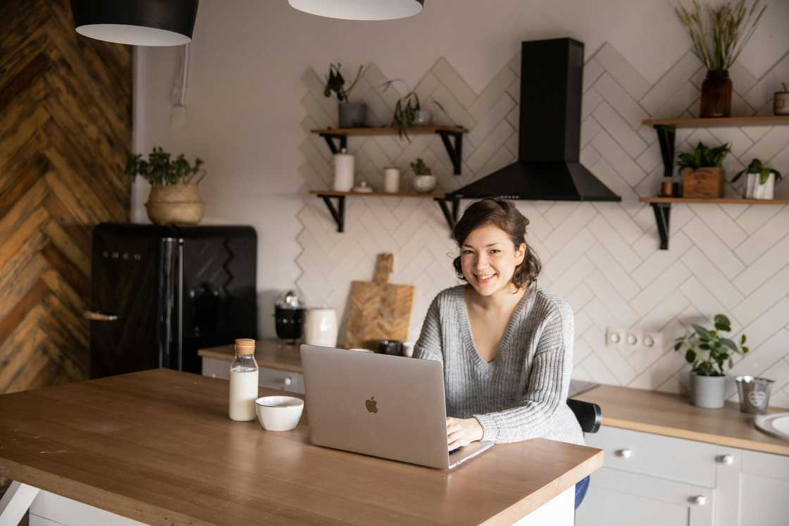 A woman sitting at the table A woman sitting at the table