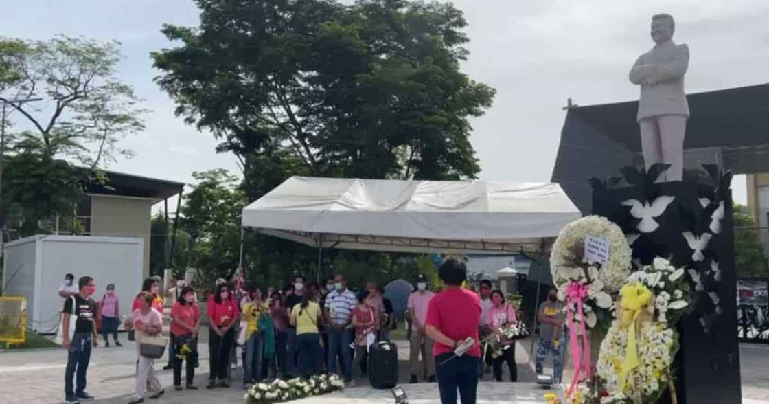 Tarlaqueños placed flowers at Ninoy and Cory Aquino's monument a day after statue blocked by tent Tarlaqueños placed flowers at Ninoy and Cory Aquino's monument a day after statue blocked by tent
