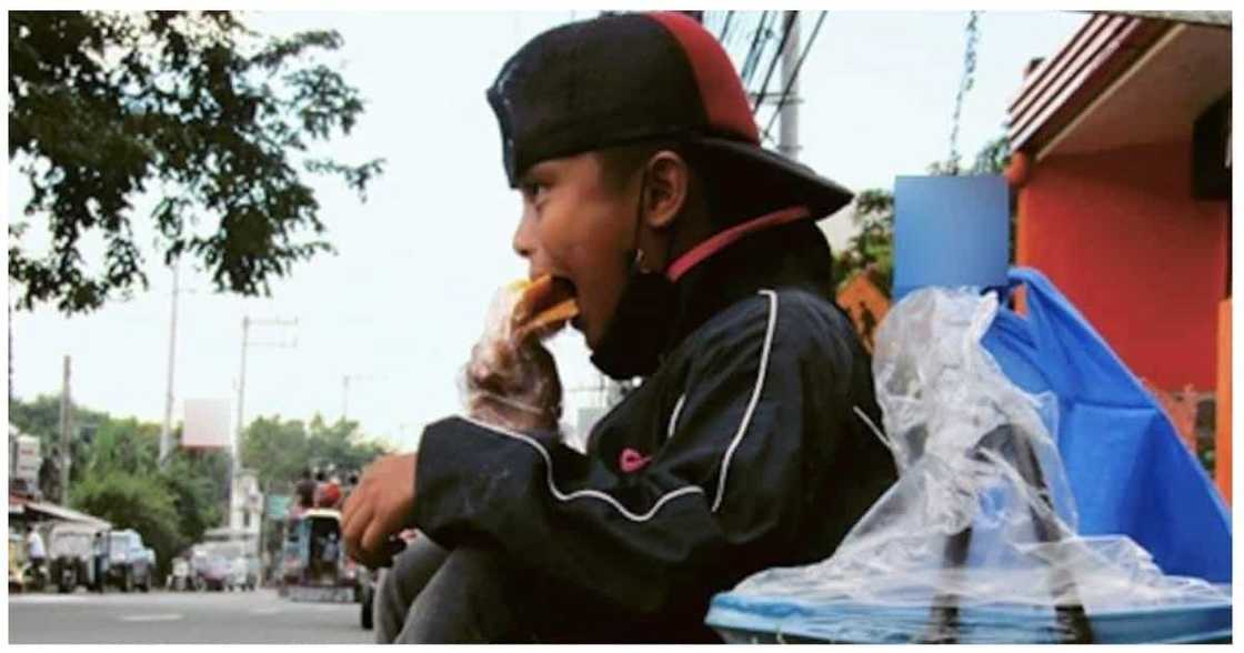 9 na taong gulang, naglalako ng merienda para makatulong sa kanyang pamilya 9 na taong gulang, naglalako ng merienda para makatulong sa kanyang pamilya