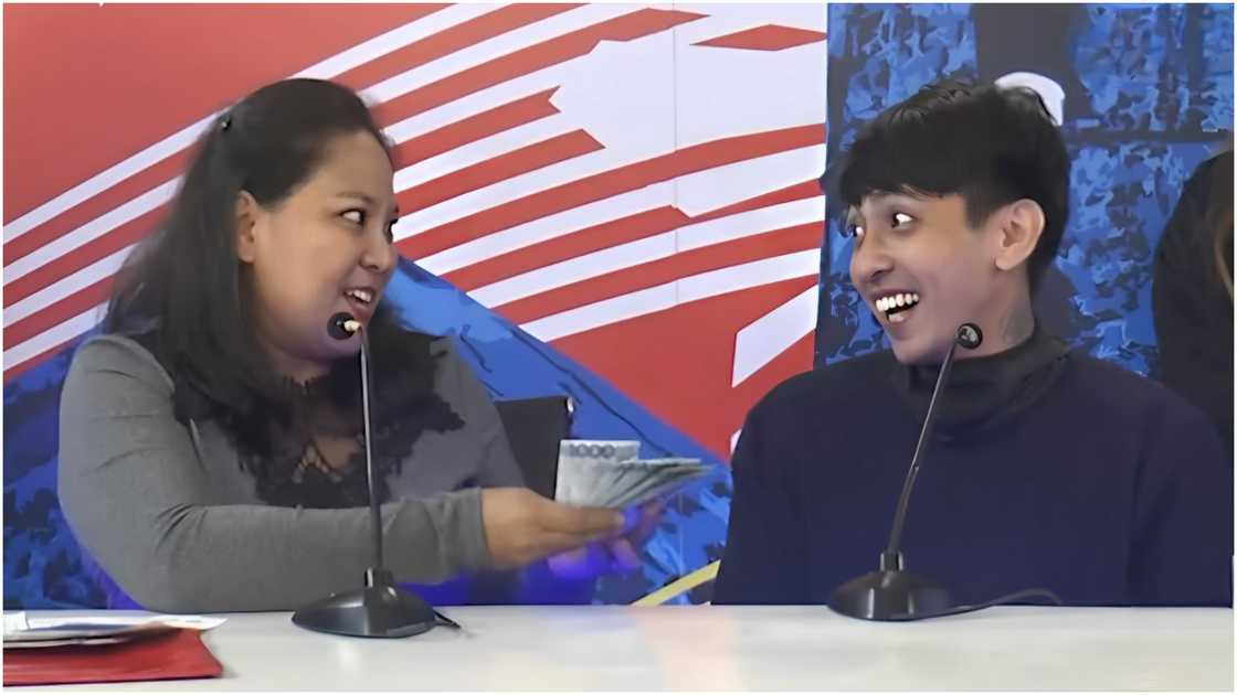 Rider na nagsauli ng napulot na Php3 million na tseke sa RTIA, nagantimpalaan Rider na nagsauli ng napulot na Php3 million na tseke sa RTIA, nagantimpalaan