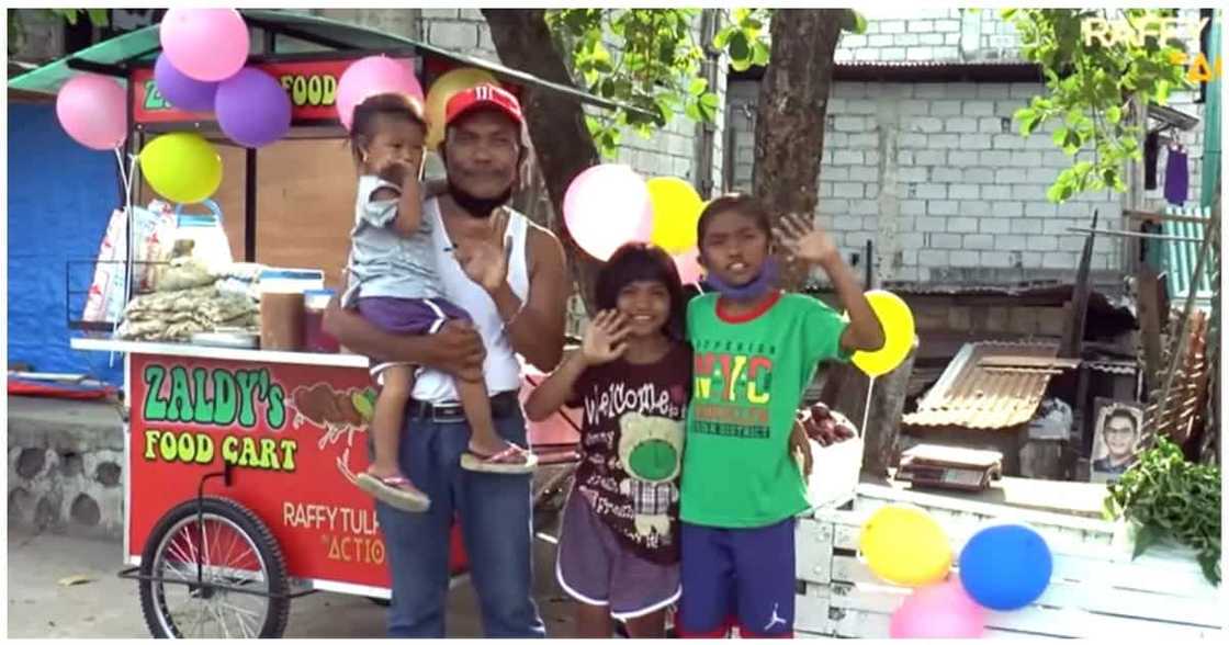 Asin vendor at mga anak na nakatira sa kariton, nabago ang buhay dahil kay Raffy Tulfo Asin vendor at mga anak na nakatira sa kariton, nabago ang buhay dahil kay Raffy Tulfo