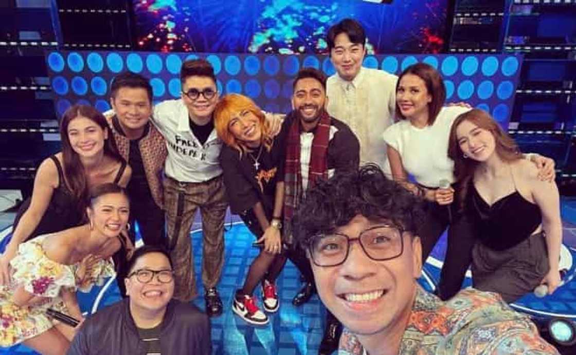 Vice Ganda, nasampolan ng 'physical hosting' nina Jhong Hilario at Vhong Navarro Vice Ganda, nasampolan ng 'physical hosting' nina Jhong Hilario at Vhong Navarro