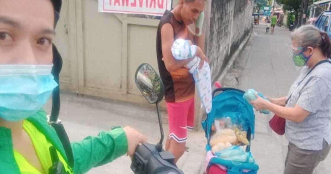 Viral na ngayon ang post tungkol sa isang ama na karga ang anak na sanggol habang inilalako ang hilaw na mais