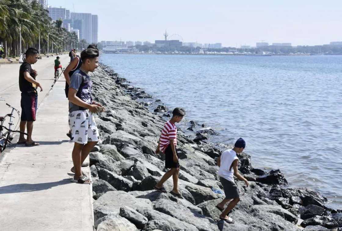 Mala-Boracay! Manila Bay trends online as DENR puts white sand along Baywalk